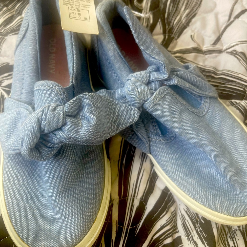 Very cute Old Navy Canvas Slip-on shoes with Bow